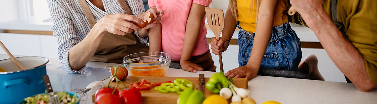 Famille qui cuisine un repas sain et équilibré.