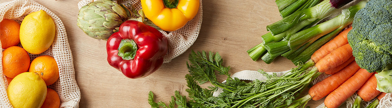 Grande table avec fruits et légumes frais